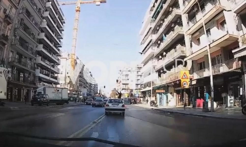 Βίντεο σοκ από τροχαίο στη Θεσσαλονίκη: Αυτοκίνητο ”εκτοξεύει” γυναίκα στον αέρα